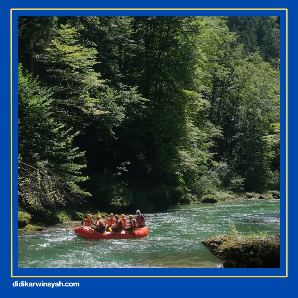 Aksi white water rafting yang mendebarkan di Sungai Cisadane dengan jeram menantang dan perahu karet meluncur deras.