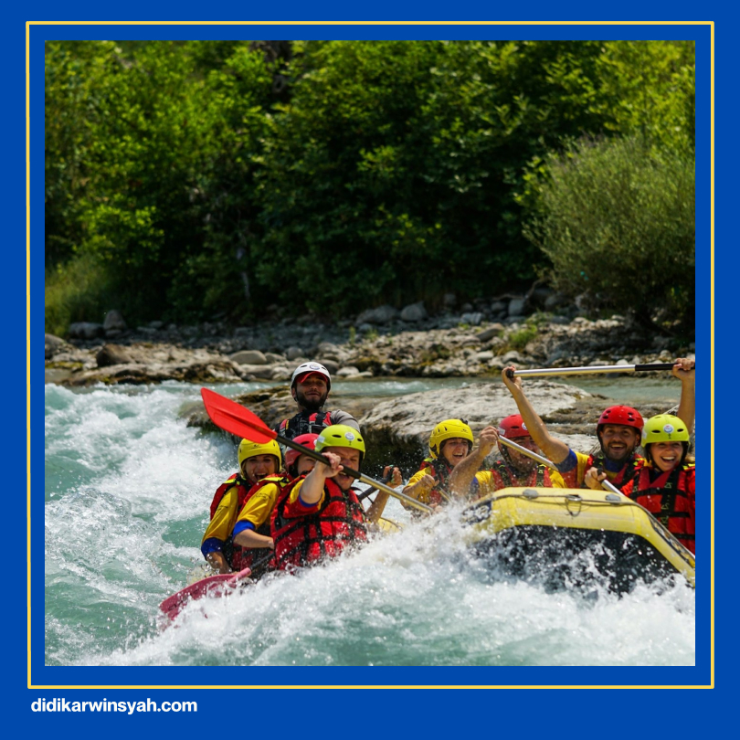 Grup besar teman dan keluarga berpose dengan perahu rafting dan peralatan lengkap di tepi Sungai Cisadane, menunjukkan keseruan aktivitas kelompok dengan harga ekonomis