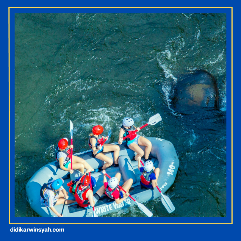 Kelompok anak muda bersemangat menaiki perahu rafting di Sungai Cisadane dengan pemandu, tersenyum lebar menikmati petualangan dengan harga terjangkau