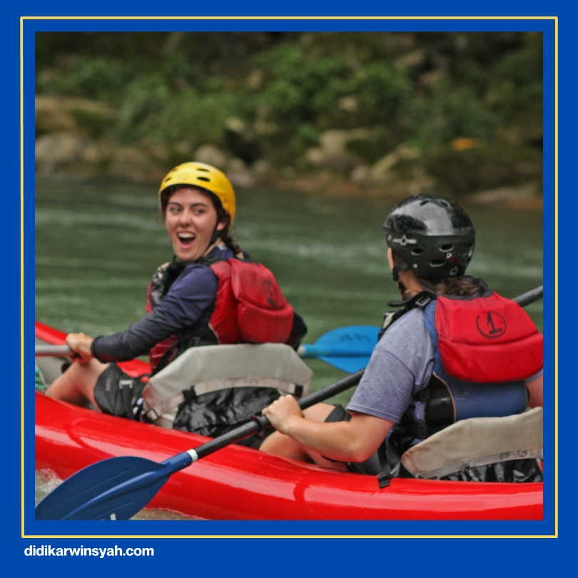 Kendaraan transportasi lokal dan area istirahat di tepi sungai dengan hidangan snack dan kelapa muda segar yang disediakan untuk peserta rafting-1