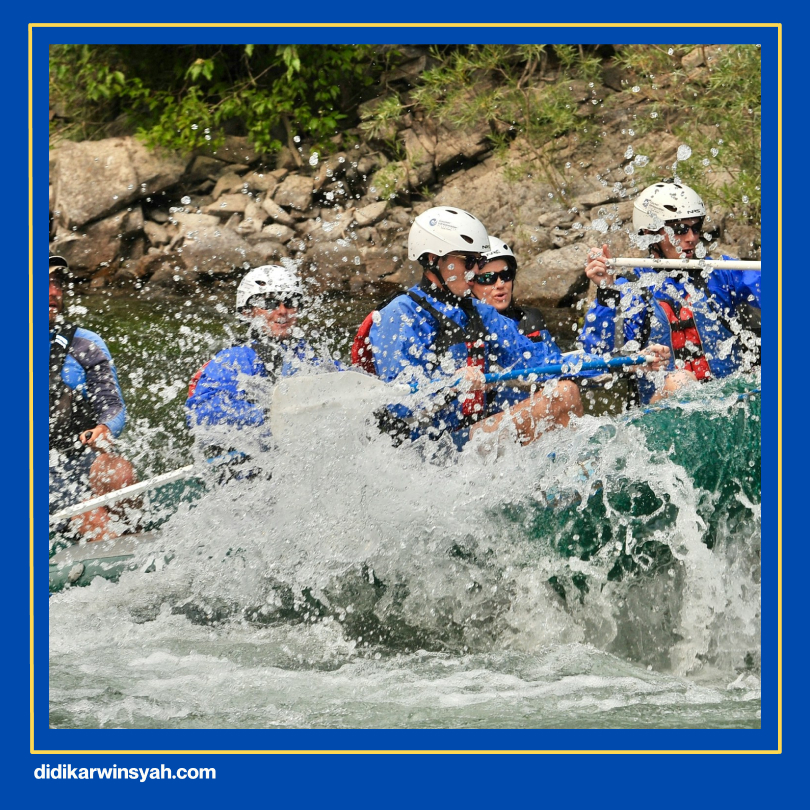 Kendaraan transportasi lokal dan area istirahat di tepi sungai dengan hidangan snack dan kelapa muda segar yang disediakan untuk peserta rafting