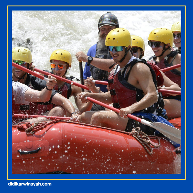 Pemandangan kegiatan rafting Cisadane dikelilingi pepohonan hijau dan tebing bebatuan, dengan rombongan yang bersiap melakukan aktivitas wisata tambahan di sekitar lokasi