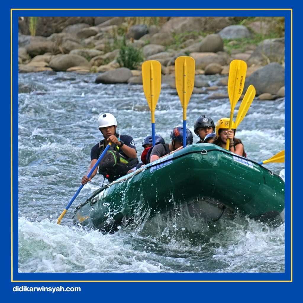 Pengalaman arung jeram ekstrem di Sungai Citarik Bogor dengan jeram deras dan bebatuan besar.