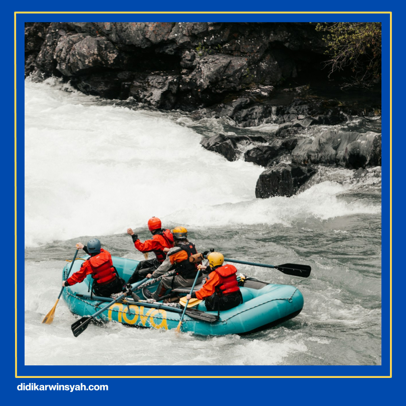 Pengalaman menantang saat mengarungi arus sungai dalam aktivitas rafting