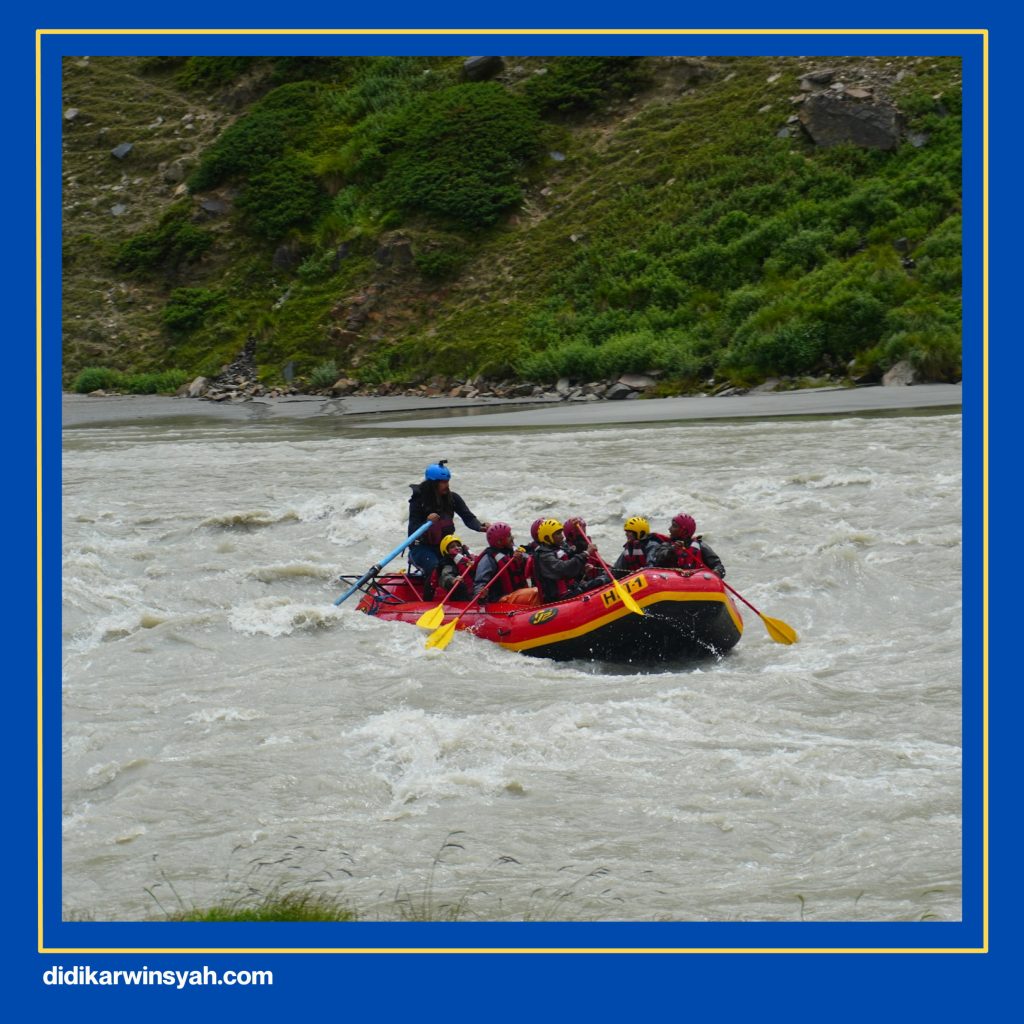 Pengalaman scenic float yang santai di Sungai Cisadane dengan pemandangan alam Bogor yang indah dan perahu karet mengalir tenang