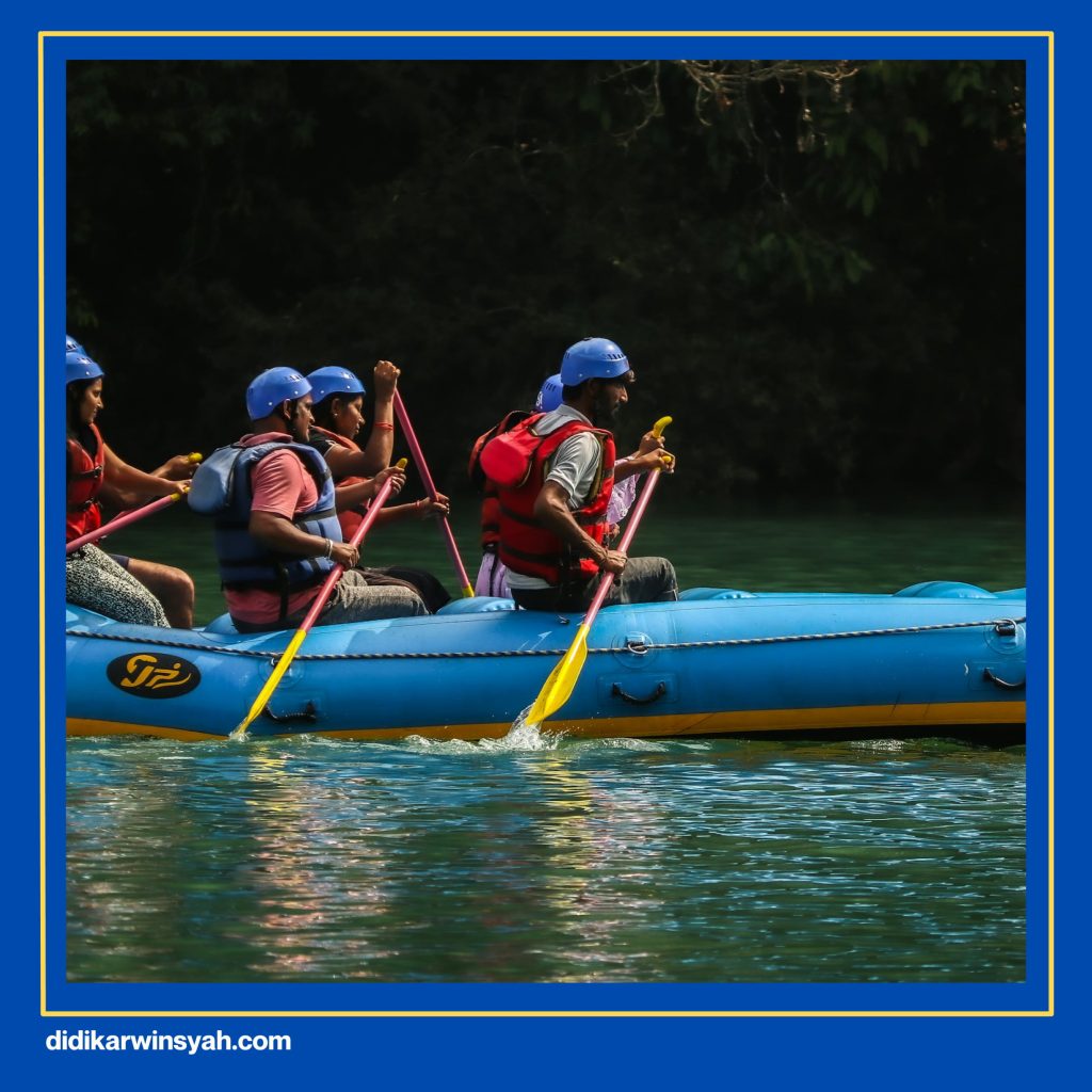 Petualangan expedition rafting di Sungai Cisadane dengan peserta berkemah di tepi sungai dan menjelajahi alam sekitar